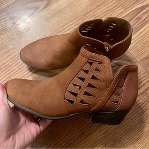 Womens size 7.5 - brown - ankle boot